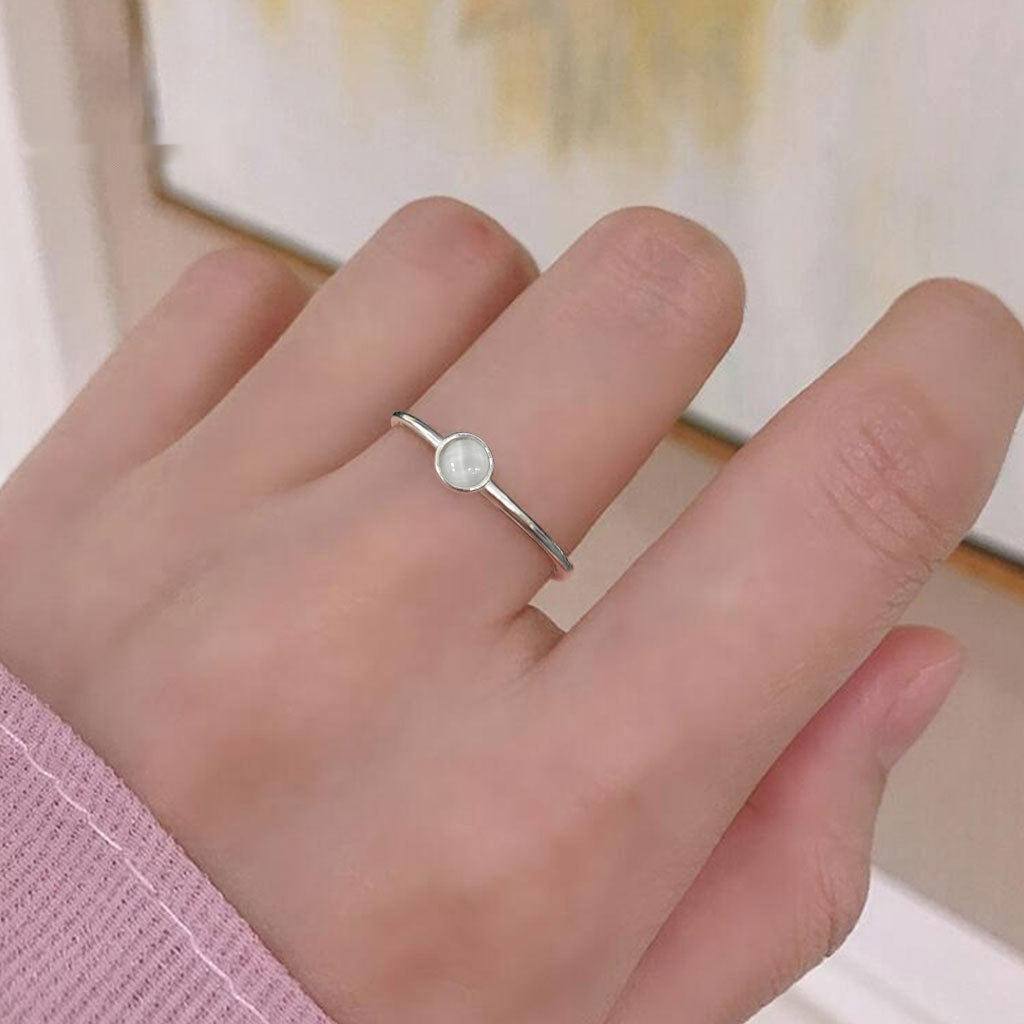 Retro ring with feminine style with opal and geometric design