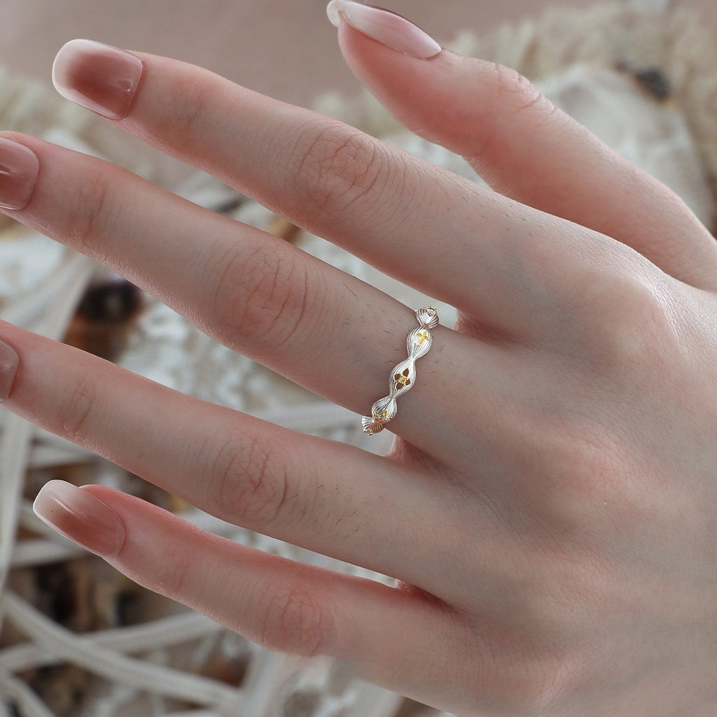 Buccherati ring with a brushed design, combining simplicity and elegance