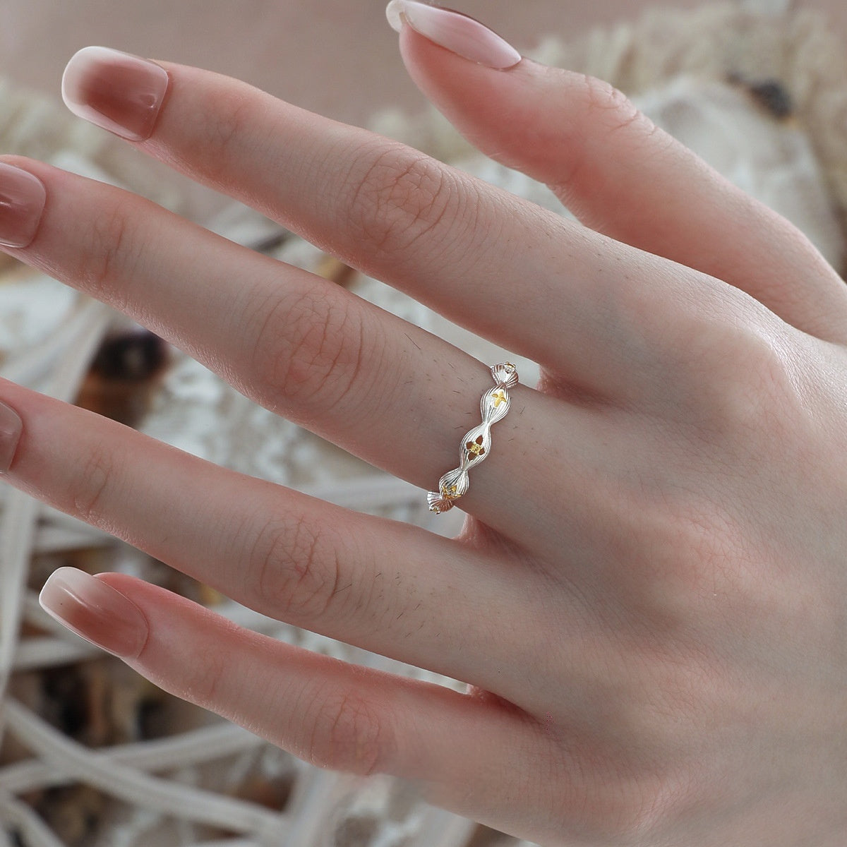 Buccherati ring with a brushed design, combining simplicity and elegance