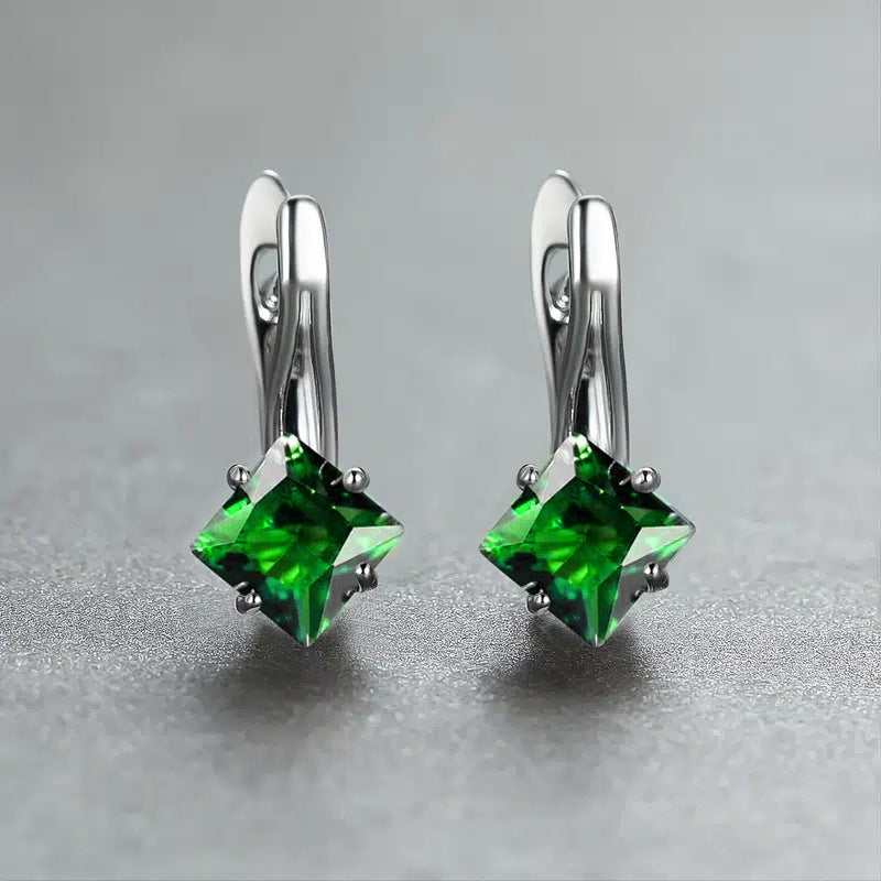 Lightweight, luxurious and simple diamond design earrings