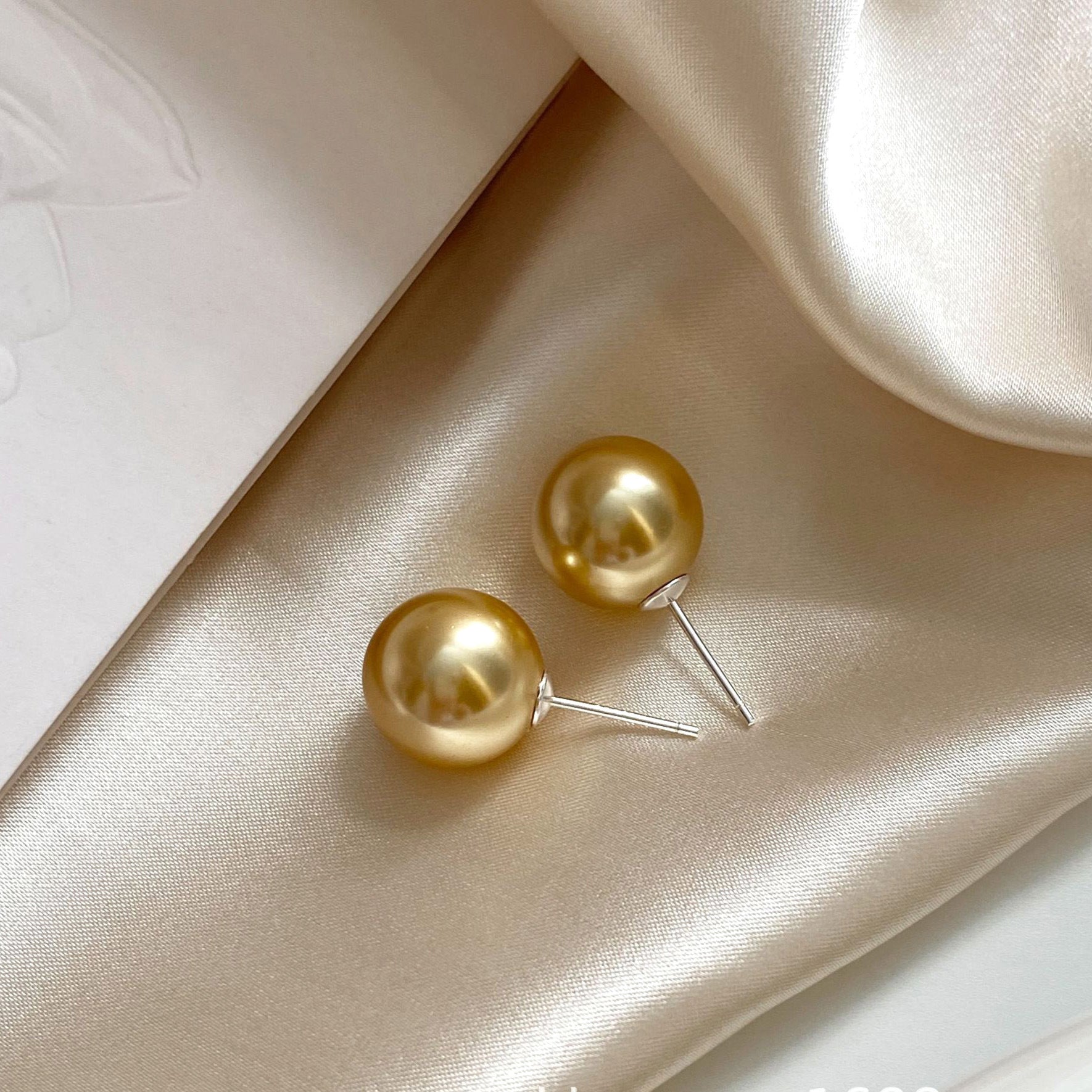 Women's large pearl stud earrings, combining style