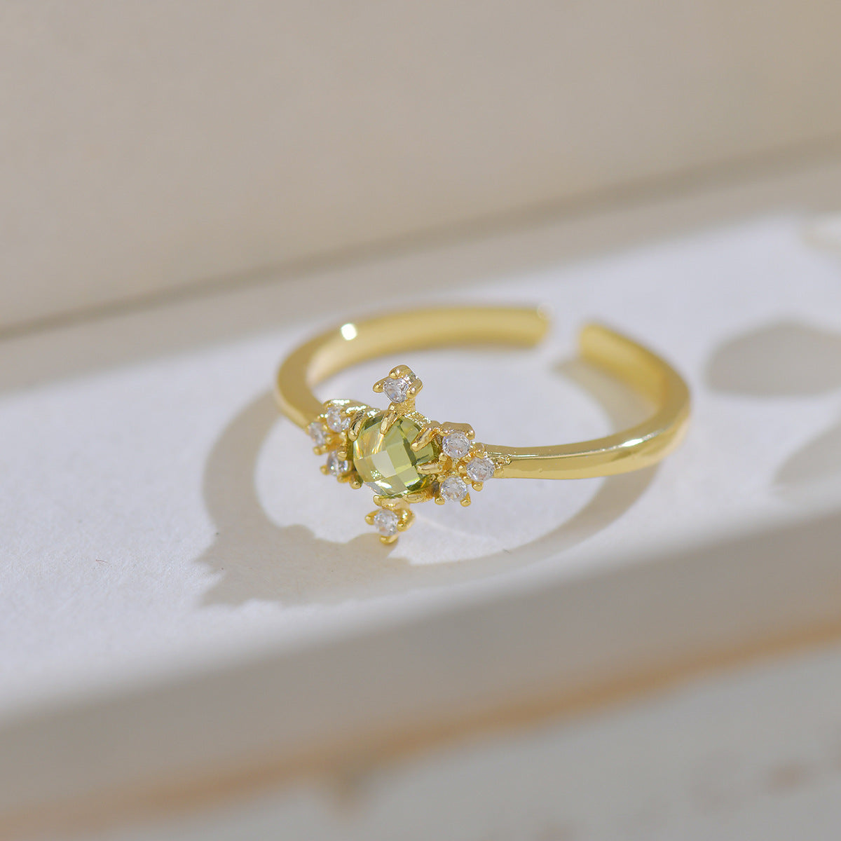 Ring with a design inspired by French style combines sophistication and modernity thanks to its elegant geometric shape