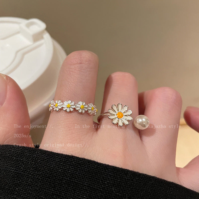 Women's ring, delicately opening, combines charm and softness with its small daisy motif adorned with refined pearls