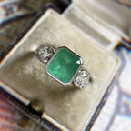Trendy zircon ring combines modernity and sophistication