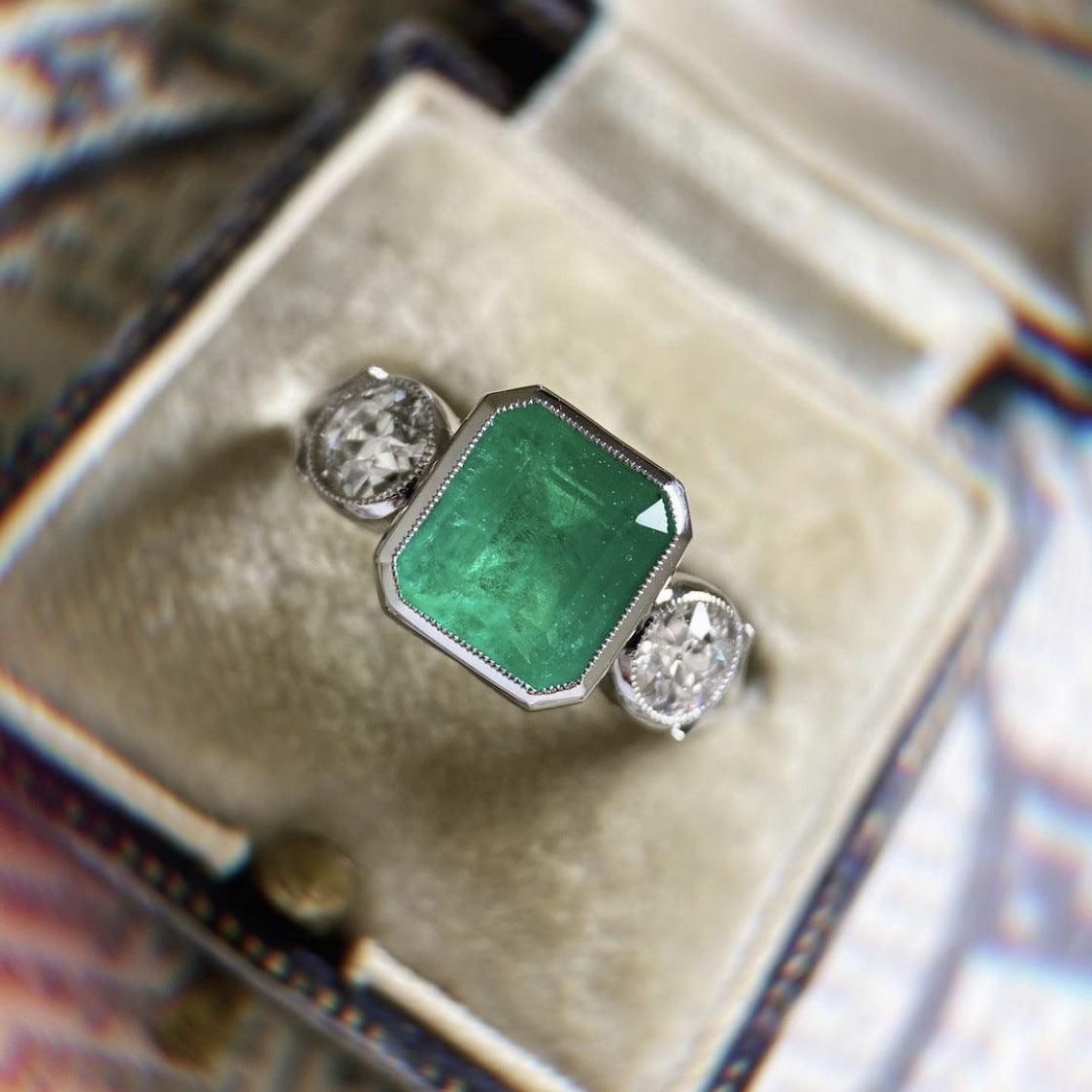 Trendy zircon ring combines modernity and sophistication