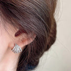 Feminine earrings with a versatile line design