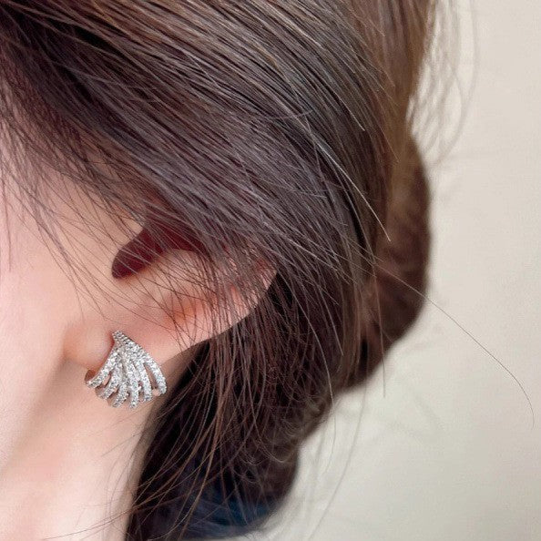 Feminine earrings with a versatile line design