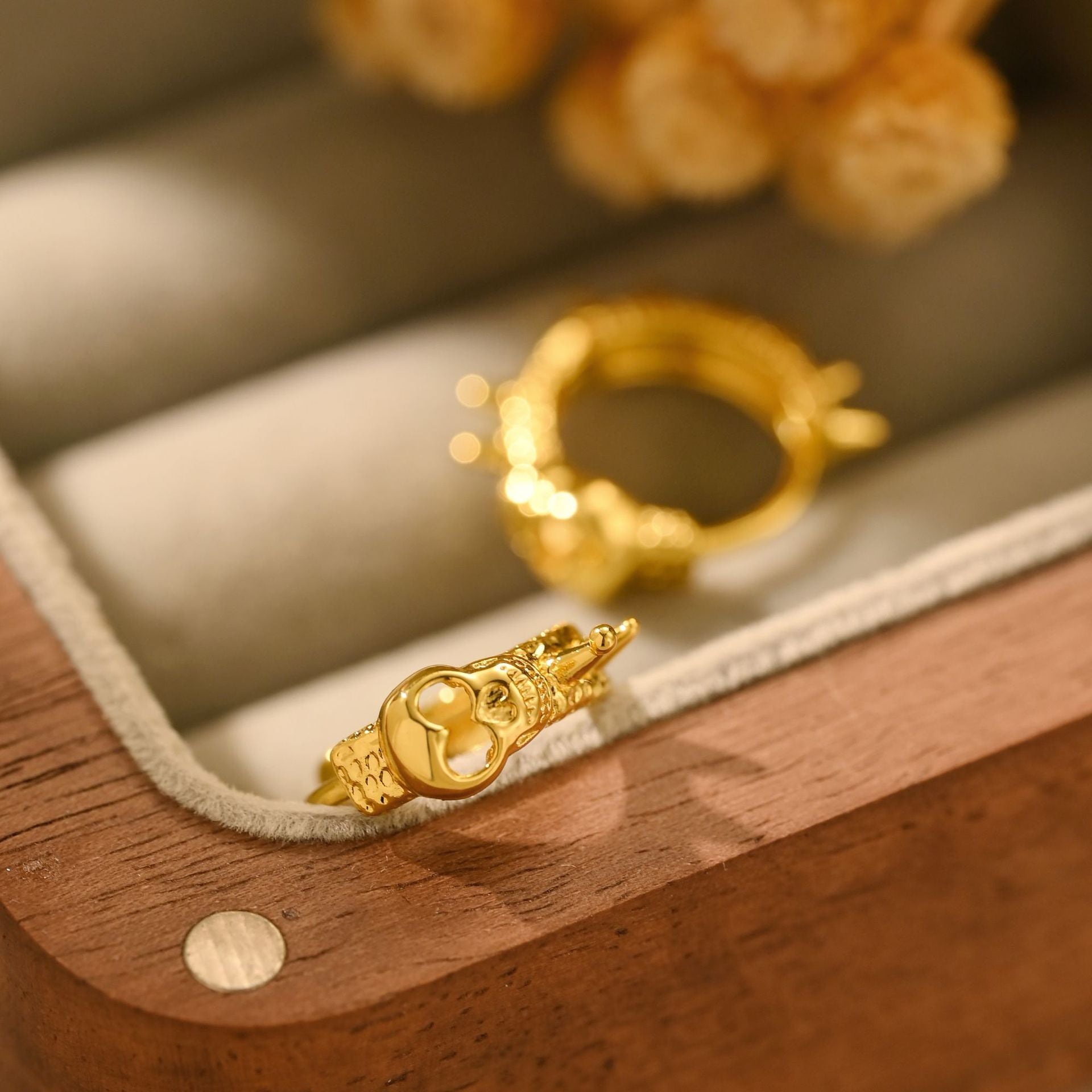 Personalized earrings with an advanced design inspired by retro style