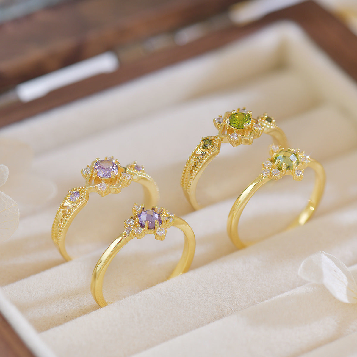 Ring with a design inspired by French style combines sophistication and modernity thanks to its elegant geometric shape