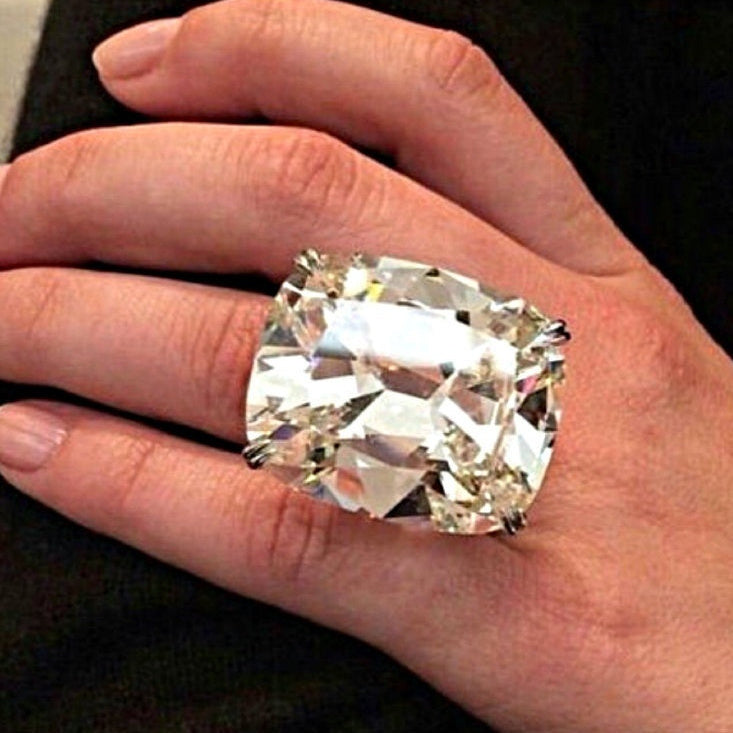 Simple ring in white gold plated alloy, delicately set with a white square diamond