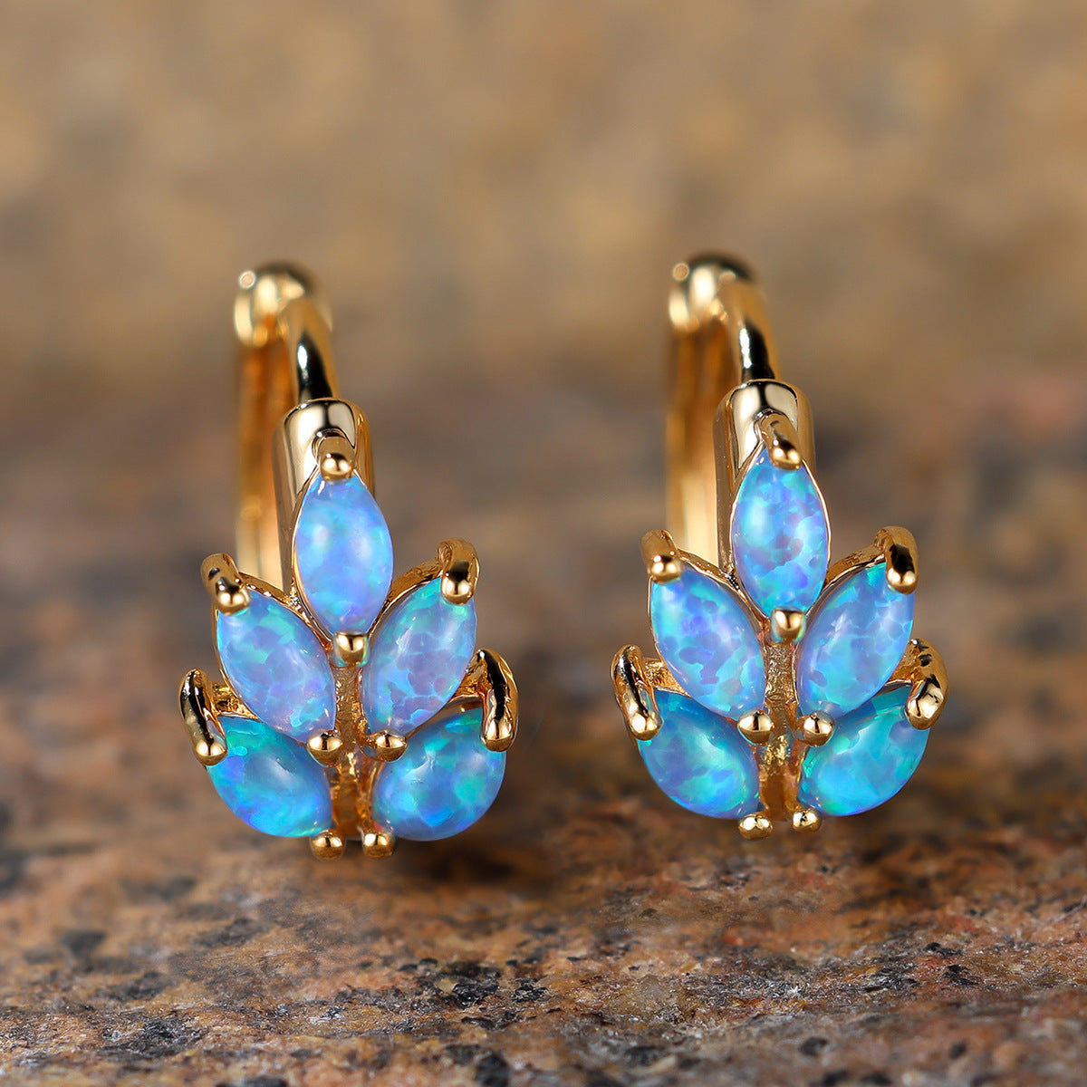 Simple leaf-shaped ear clip for women, versatile and retro personality