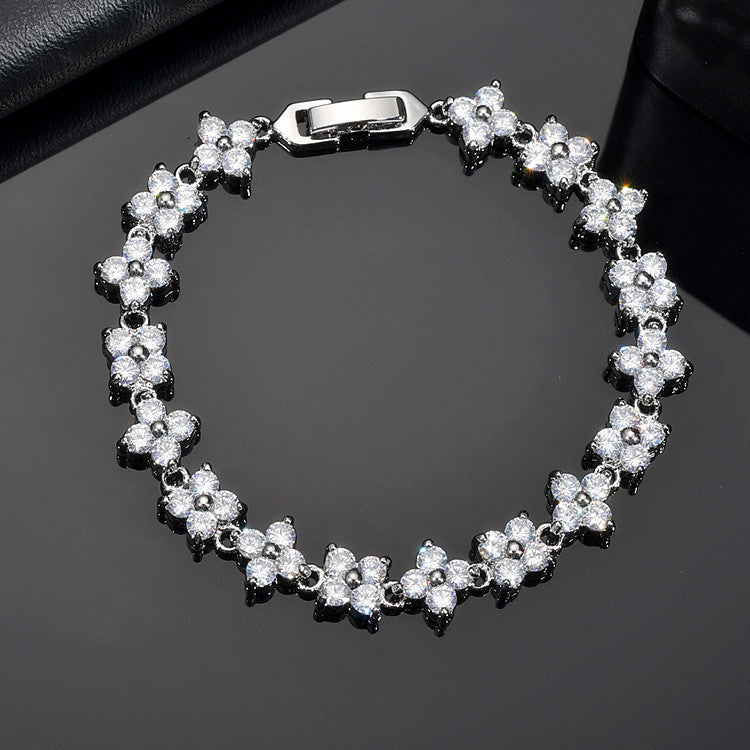 Bracelet délicat orné de petites fleurs serties de zircons associant élégance - NovaShop NovaShop White Bigbuy