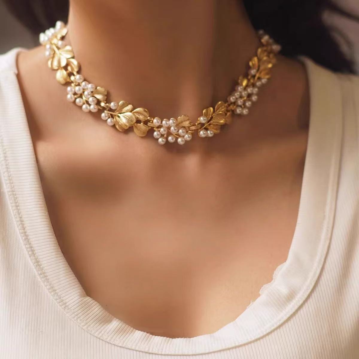 Vintage mid-antique necklace with ginkgo leaf and pearls, frosted brushed effect