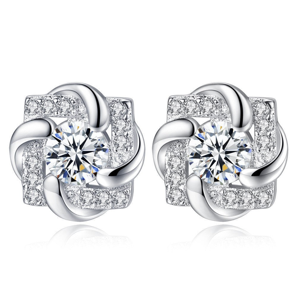 Six-prong heart-shaped earrings inlaid with zircons