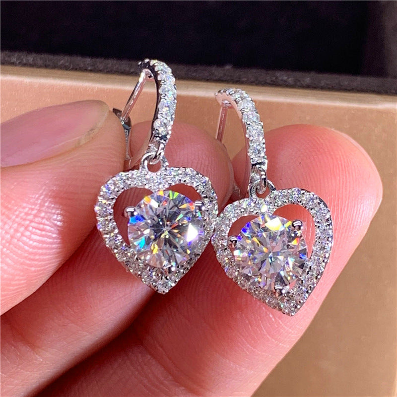 Six-prong heart-shaped earrings inlaid with zircons