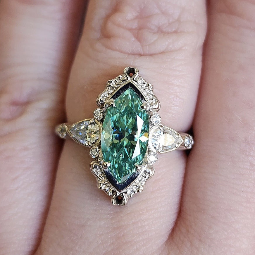 Women's Green Horse Eye Zircon Inlaid Ornamental Alloy Ring