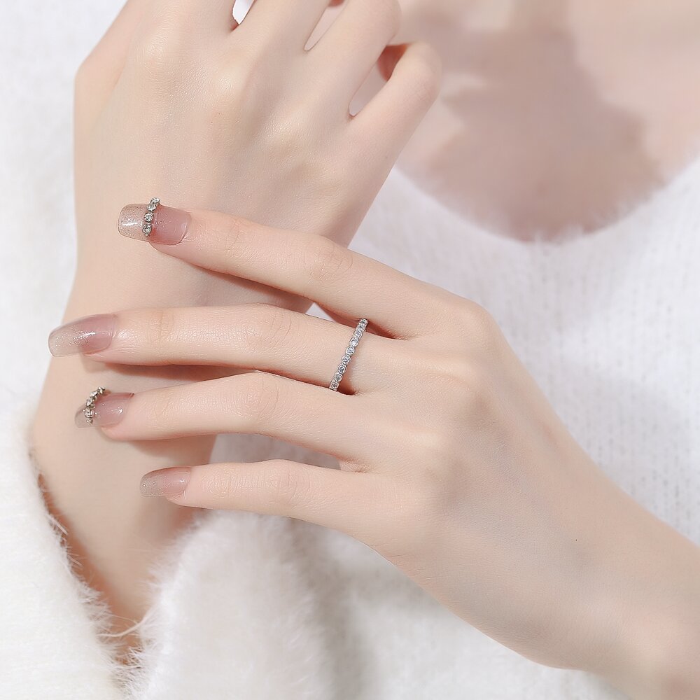 Simple elegant women's ring with diamond and light luxury finish