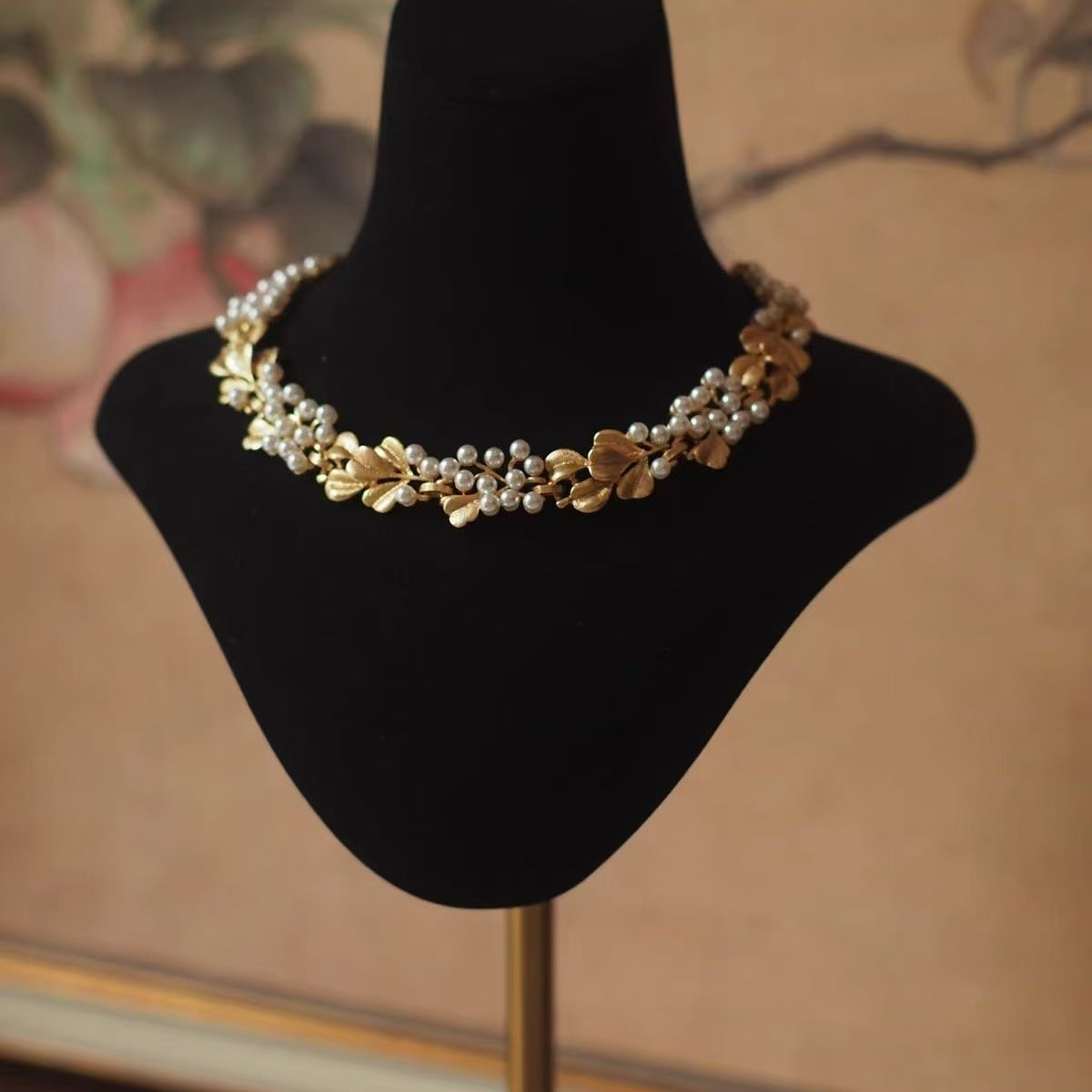 Vintage mid-antique necklace with ginkgo leaf and pearls, frosted brushed effect