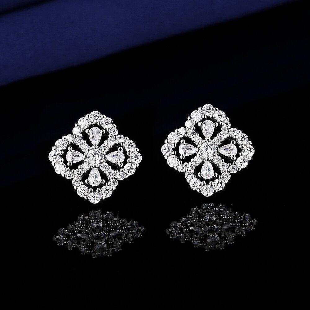 Six-prong heart-shaped earrings inlaid with zircons