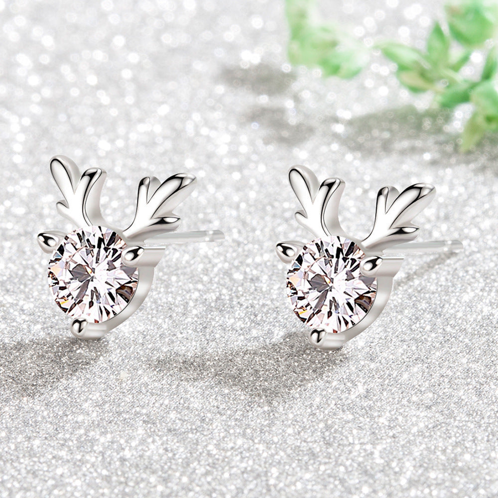 Six-prong heart-shaped earrings inlaid with zircons