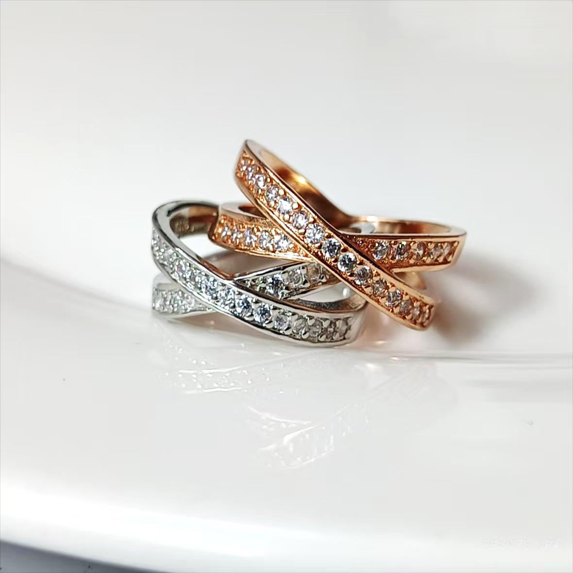 European and American metal ring with micro-inlaid zircons