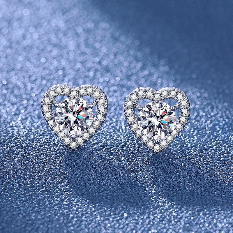 Six-prong heart-shaped earrings inlaid with zircons