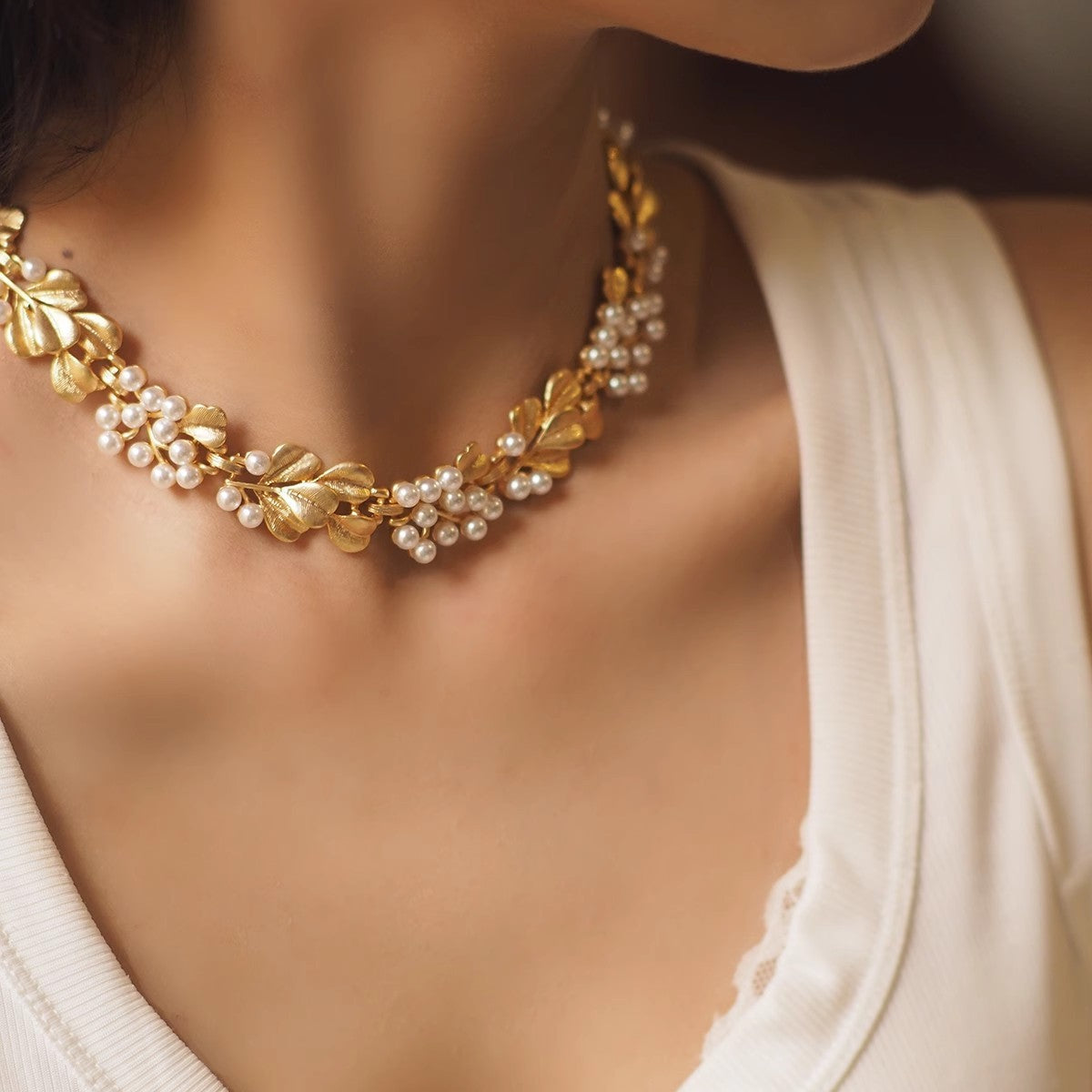 Vintage mid-antique necklace with ginkgo leaf and pearls, frosted brushed effect