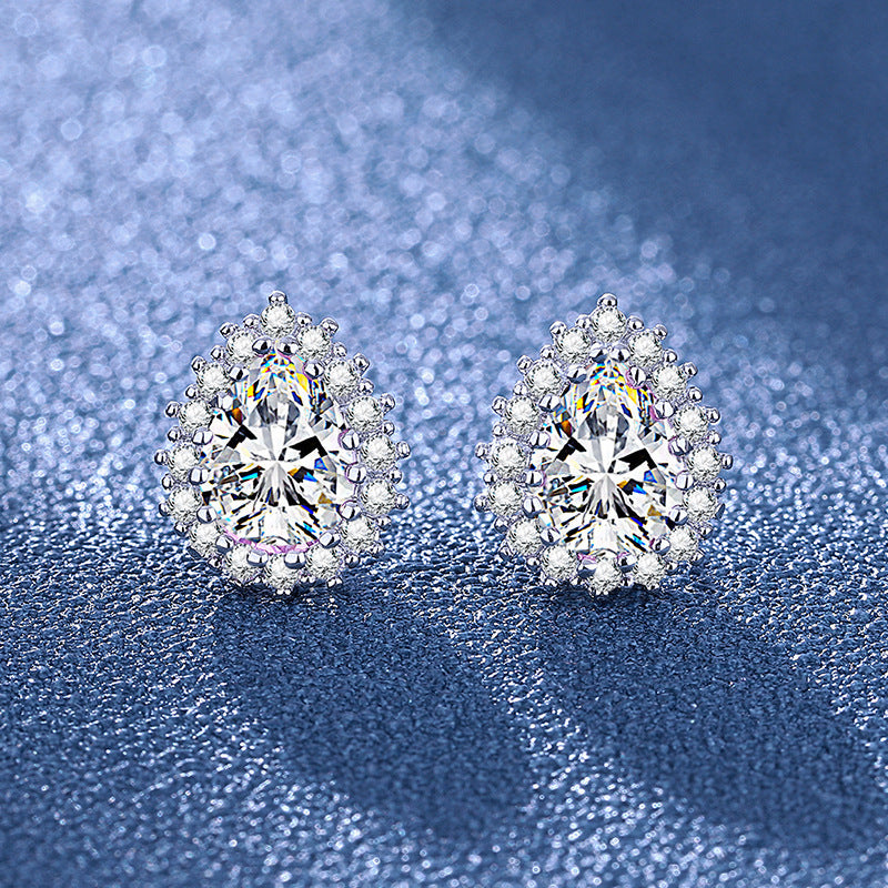 Six-prong heart-shaped earrings inlaid with zircons
