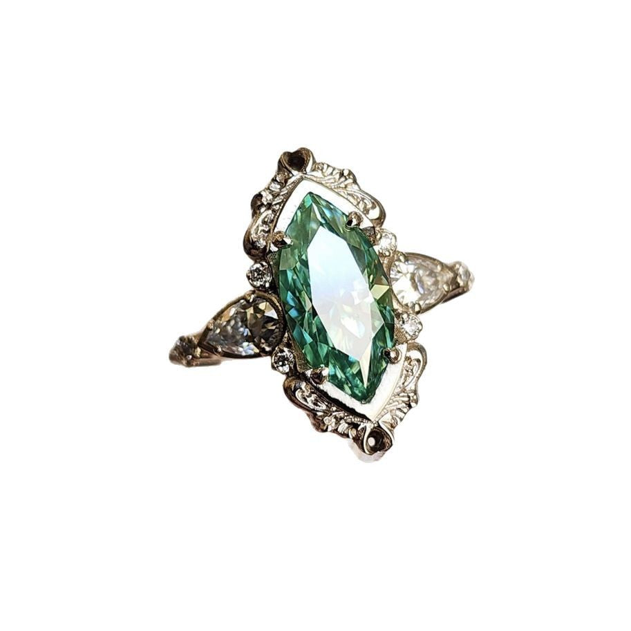 Women's Green Horse Eye Zircon Inlaid Ornamental Alloy Ring
