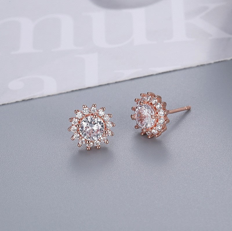 Six-prong heart-shaped earrings inlaid with zircons