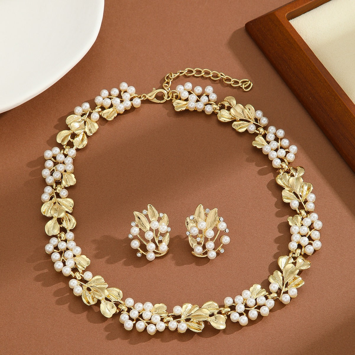 Vintage mid-antique necklace with ginkgo leaf and pearls, frosted brushed effect