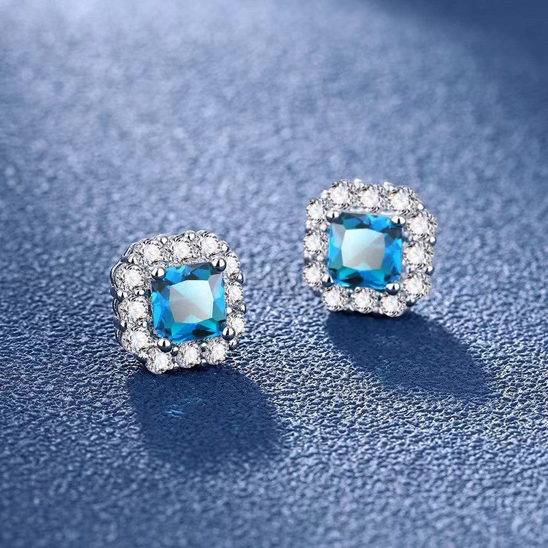 Six-prong heart-shaped earrings inlaid with zircons
