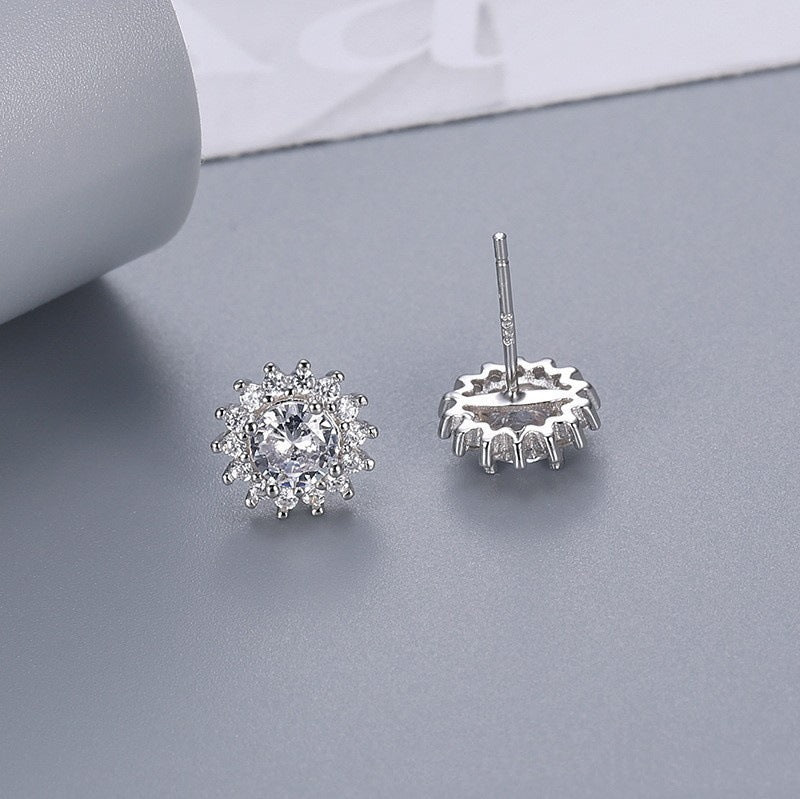 Six-prong heart-shaped earrings inlaid with zircons