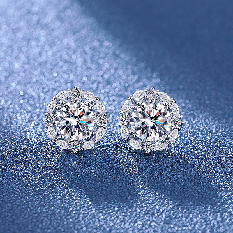 Six-prong heart-shaped earrings inlaid with zircons