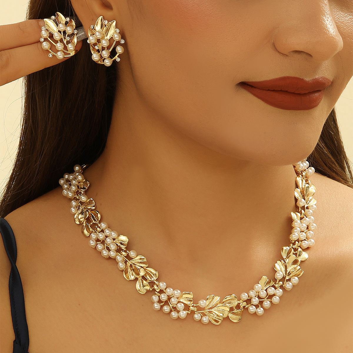 Vintage mid-antique necklace with ginkgo leaf and pearls, frosted brushed effect
