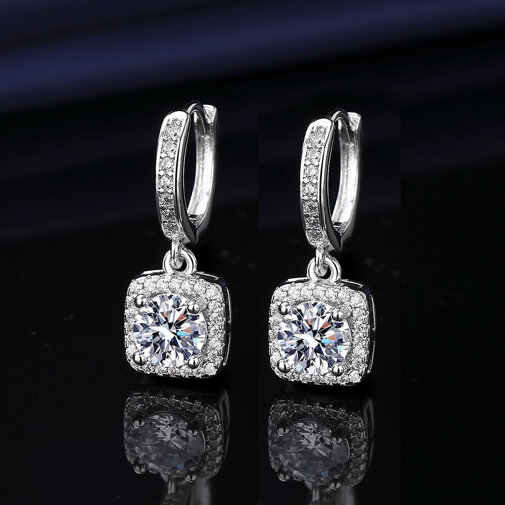 Six-prong heart-shaped earrings inlaid with zircons