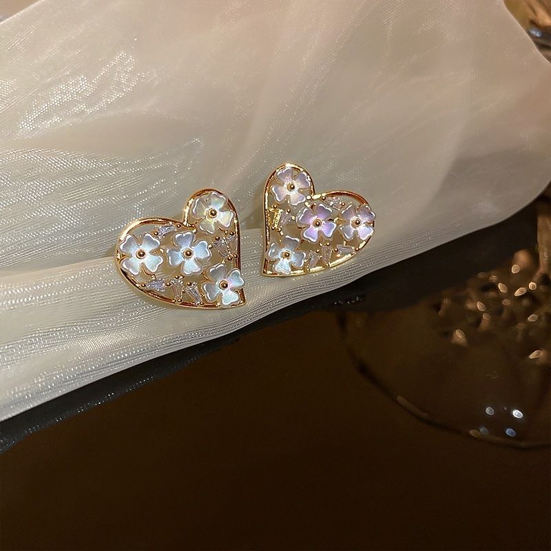 Earrings with an elegant and sophisticated design, inspired by delicacy