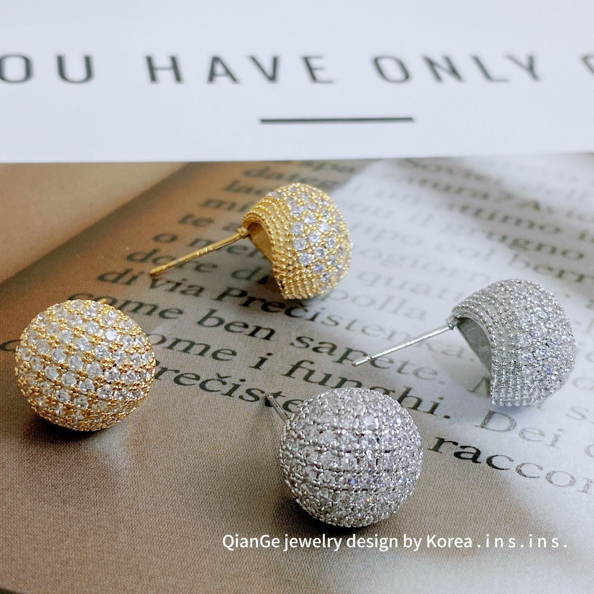 Ball head stud earrings, refined and versatile style