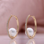 Trendy earrings in champagne gold-plated copper, delicately set with zirconia and adorned with elegant pearls