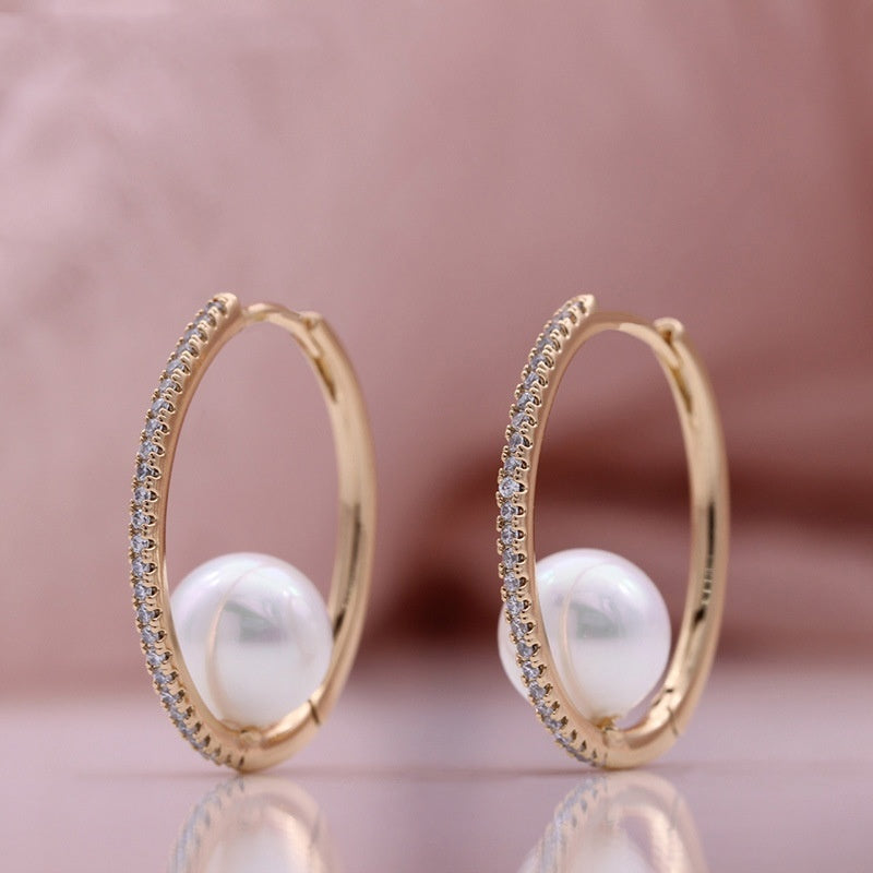 Trendy earrings in champagne gold-plated copper, delicately set with zirconia and adorned with elegant pearls