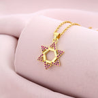 Six-pointed star shaped emerald zircon pendant necklace combines geometric design and fine craftsmanship