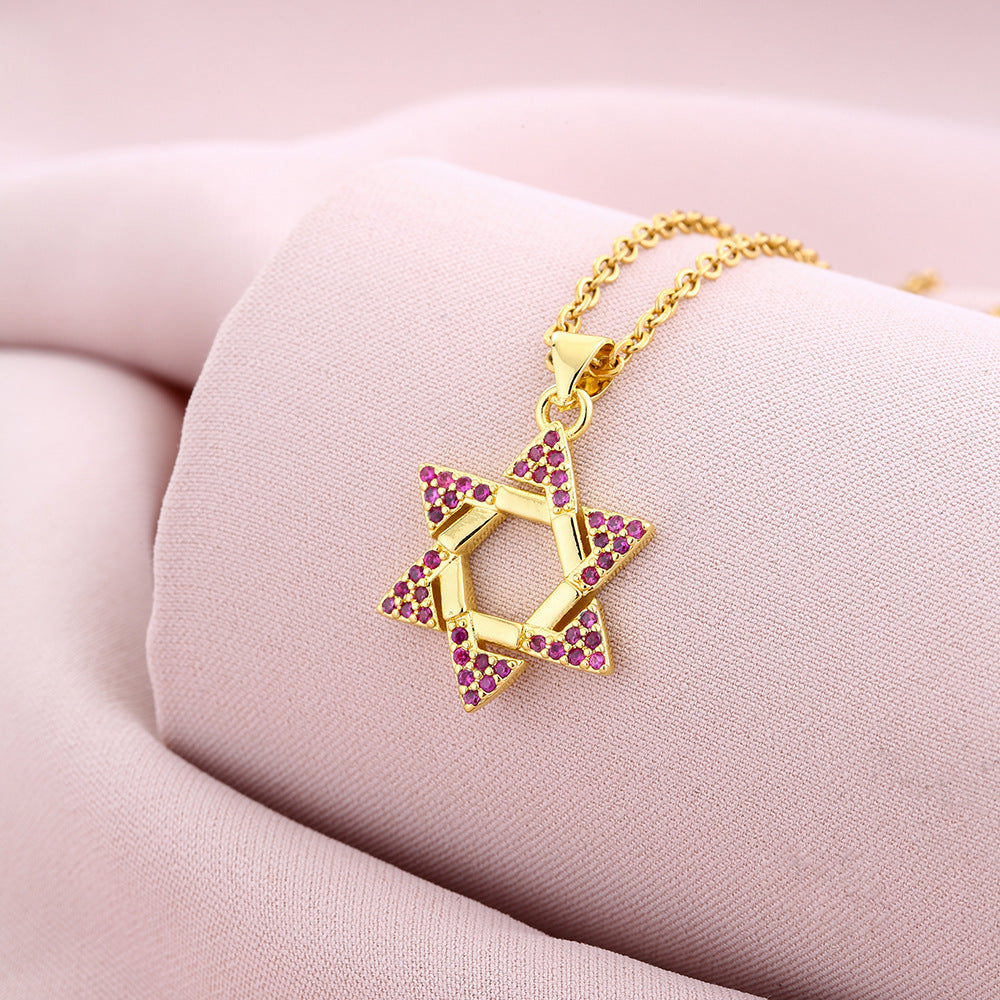 Six-pointed star shaped emerald zircon pendant necklace combines geometric design and fine craftsmanship