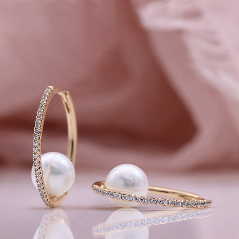Trendy earrings in champagne gold-plated copper, delicately set with zirconia and adorned with elegant pearls