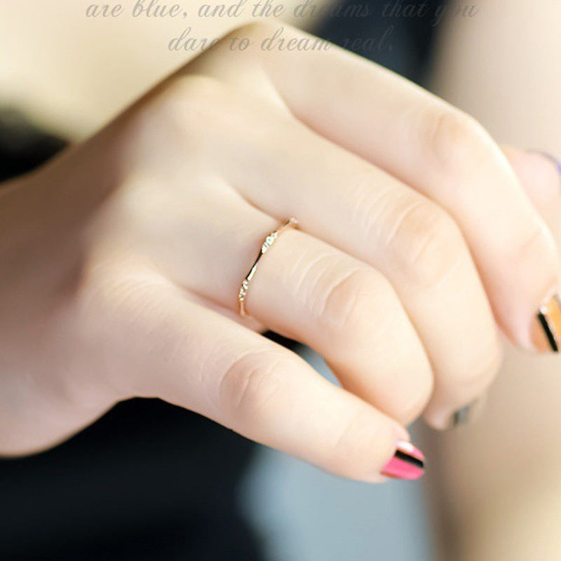 Thin and fresh ring in 18 carat gold with 9 diamonds