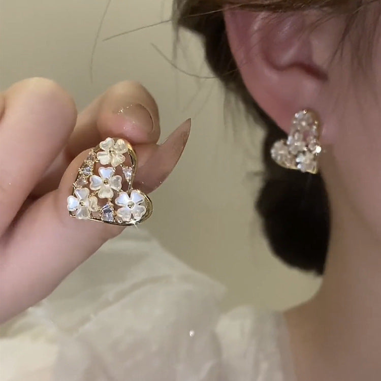 Earrings with an elegant and sophisticated design, inspired by delicacy