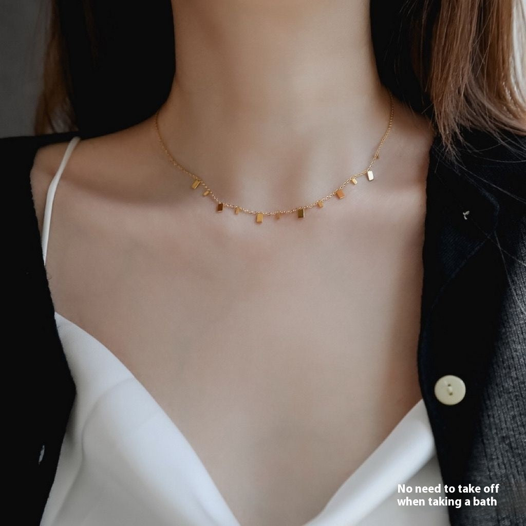 Lightweight and luxurious clavicle chain with minority design