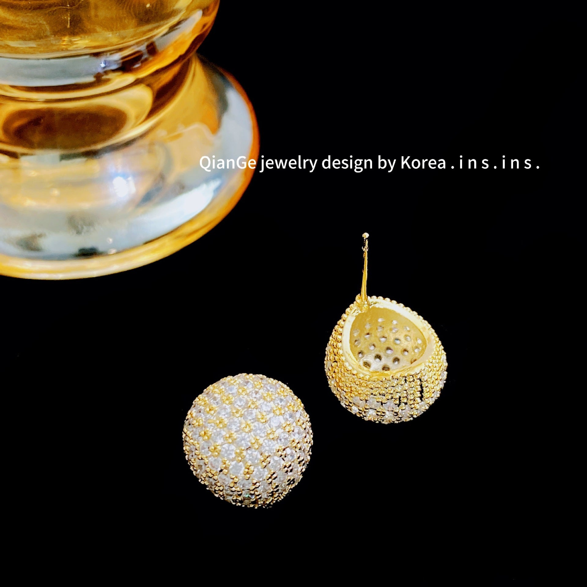 Ball head stud earrings, refined and versatile style