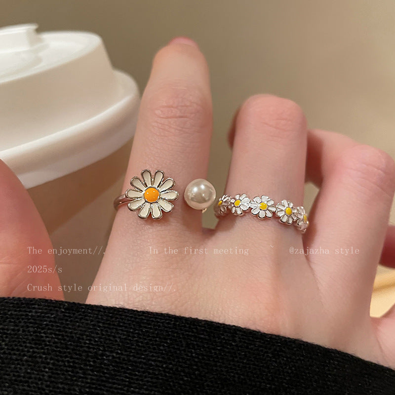 Women's ring, delicately opening, combines charm and softness with its small daisy motif adorned with refined pearls