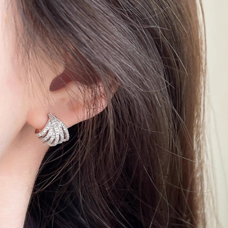 Feminine earrings with a versatile line design