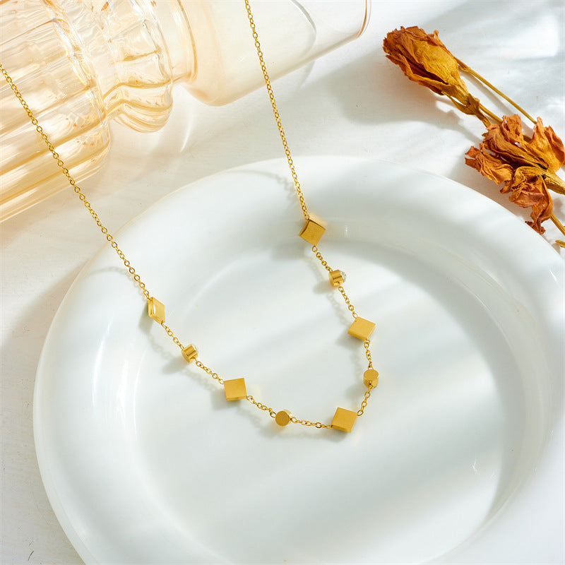 Collier en acier inoxydable avec cube et zircon émeraude – Style simple et personnalité - NovaShop NovaShop Gold Bigbuy